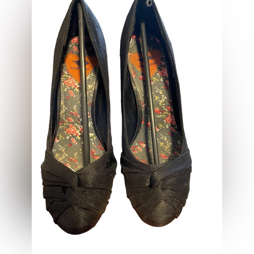 EUC black faux suede black heels with twist accent in front. Size 9